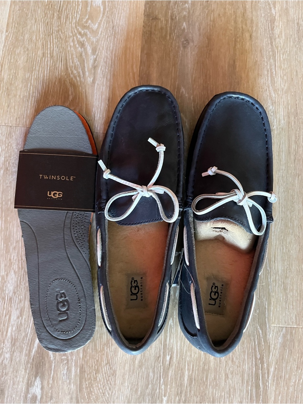 NEW UGG Men’s Navy Leather Moccasin Loafers with White Laces